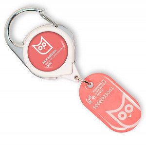 Овальный красный брелок с ретрактором