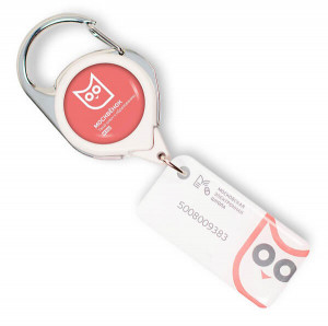 Прямоугольный белый брелок с ретрактором