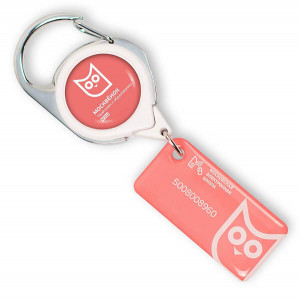 Прямоугольный красный брелок с ретрактором